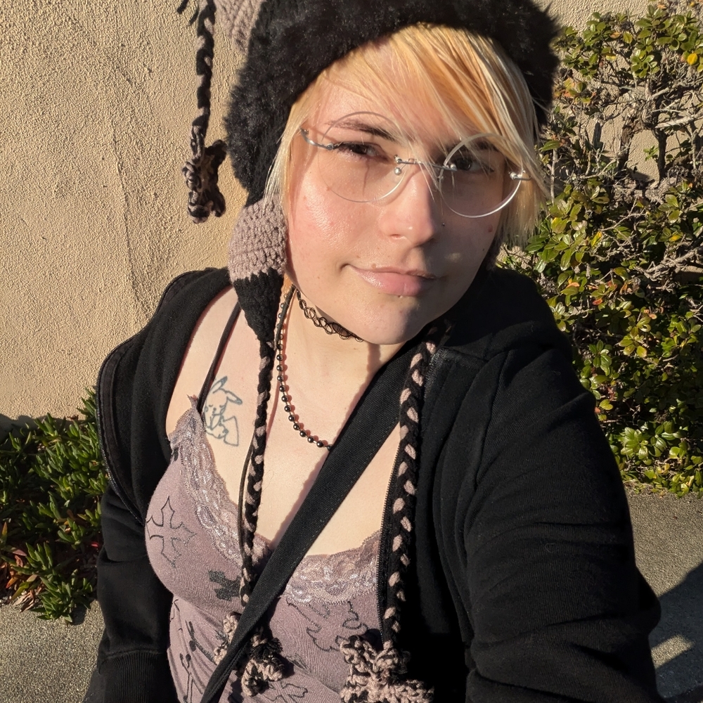 Meet your Posher, Bee